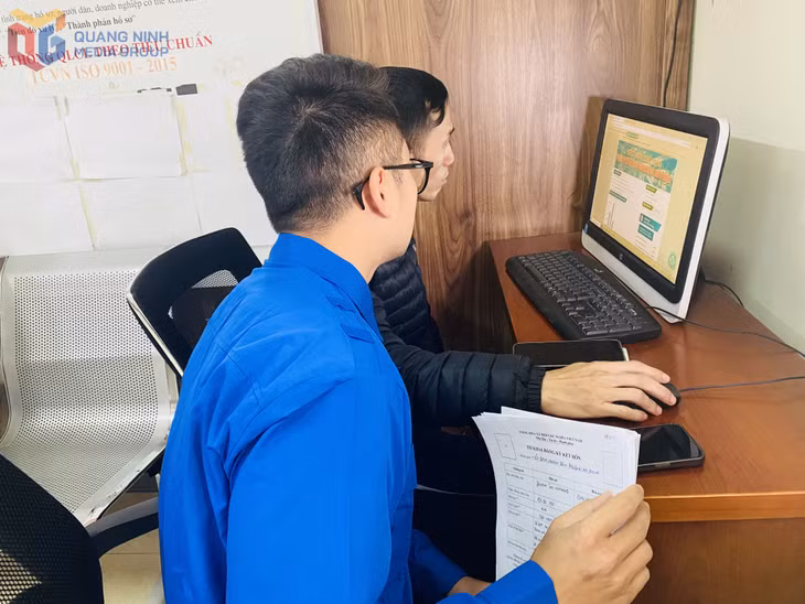 Đoàn viên Thanh niên phường Hà Phong (TP Hạ Long) hướng dẫn người dân làm TTHC trực tuyến.
