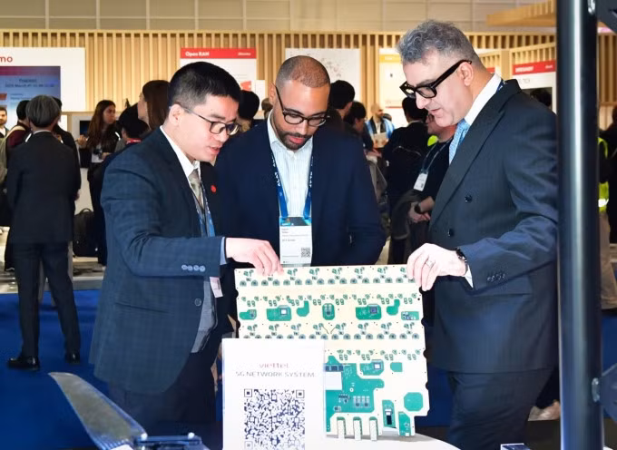 Khách nước ngoài tham quan sản phẩm 5G của Viettel tại MWC 2025. Ảnh: Nam Nguyễn