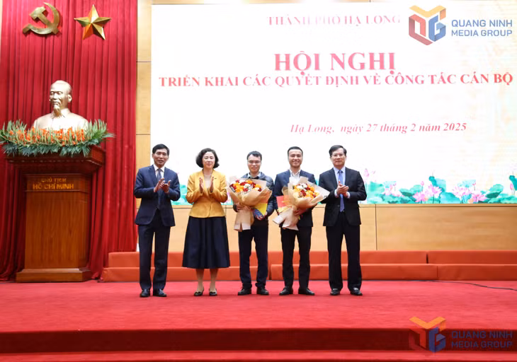 Lãnh đạo TP Hạ Long trao quyết định, chúc mừng lãnh đạo các cơ quan chuyên môn thuộc UBND thành phố sau thành lập, tổ chức lại. Ảnh: Thu Hường (CTV)