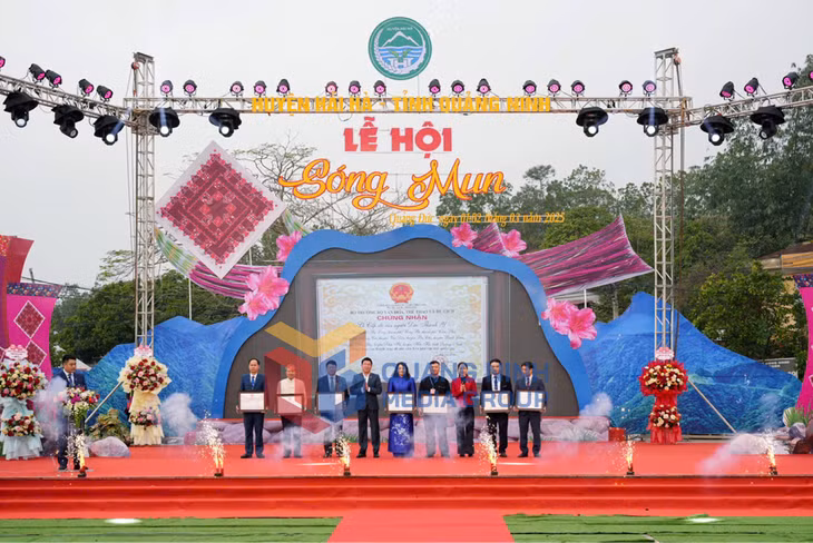 Lễ hội Sóng Mun năm 2025 - Đại diện các địa phương sở hữu di sản tập quán xã hội lễ cấp sắc của người Dao Thanh Y đón nhận Quyết định công nhận Di sản văn hoá phi vật thể Quốc gia (3-2025). Ảnh: Phạm Học