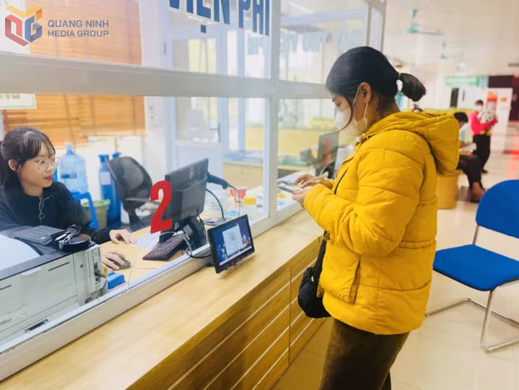 Người dân thanh toán viện phí bằng quét mã QR tại Trung tâm Y tế huyện Tiên Yên.