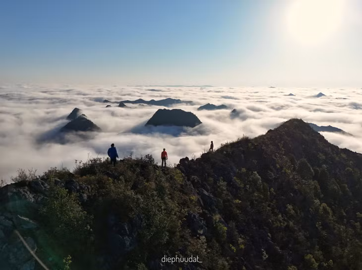 Hà Giang có rất nhiều điểm săn mây thú vị là đỉnh Chiêu Lầu Thi, dốc Bắc Sum, cổng trời Quản Bạ, đèo Mã Pì Lèng, sông Nho Quế... Phần lớn những con đường đi lại ở Hà Giang đều là đèo dốc, cua gắt cần lái xe thật tỉnh táo và chắc tay. Địa hình đồi núi hiểm trở dễ mất sóng di động nên bạn cần tải các ứng dụng bản đồ định vị offline, tránh bị lạc đường.