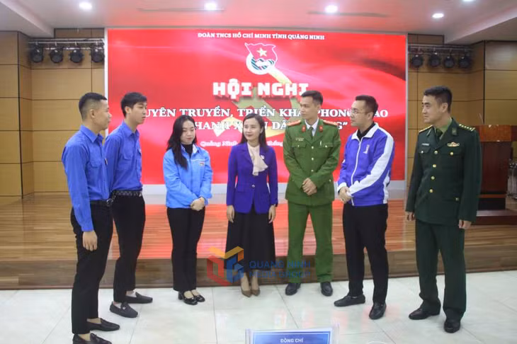 Cán bộ Tỉnh Đoàn trao đổi với cán bộ đoàn cơ sở về việc triển khai phong trào thi đua “Thanh xuân dâng Đảng”. Ảnh: Nguyễn Thanh