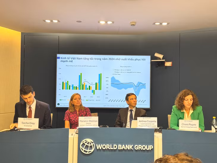Bà Mariam J. Sherman, Giám đốc WB tại Việt Nam, Campuchia và Lào và các chuyên gia của WB trao đổi thông tin về tăng trưởng kinh tế Việt Nam - Ảnh: VGP/HT