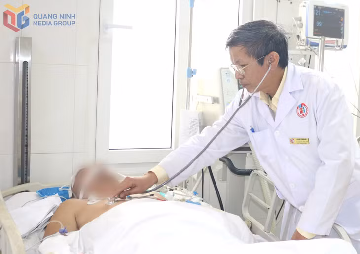 Thầy thuốc Ưu tú, bác sĩ CKII Lê Đức Điệp, Phó Giám đốc Bệnh viện Việt Nam - Thụy Điển Uông Bí, thăm khám cho bệnh nhân nặng đang hồi sức tích cực.