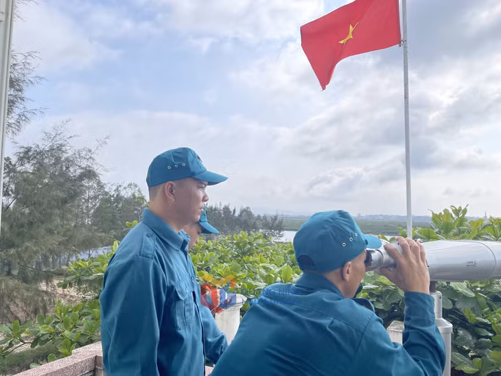 Dân quân thường trực phường Hải Hoà, TP Móng Cái quan sát kiểm tra tình hình biên giới trên biển