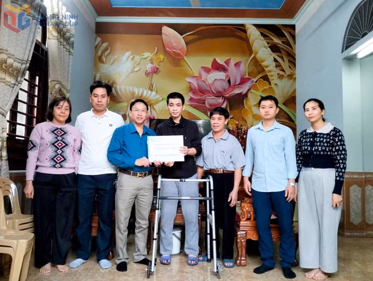Ngày 25/3, Ban lãnh đạo và Ban Chấp hành Công đoàn đơn vị cùng CBCNV Phân xưởng Vận tải 2 đến thăm hỏi, động viên anh Sỹ và gia đình.