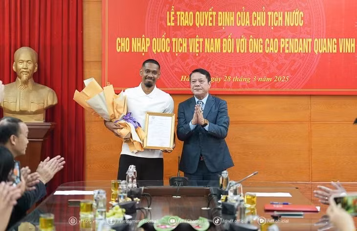 Cầu thủ Cao Pendant Quang Vinh chính thức trở thành công dân Việt Nam ảnh 1