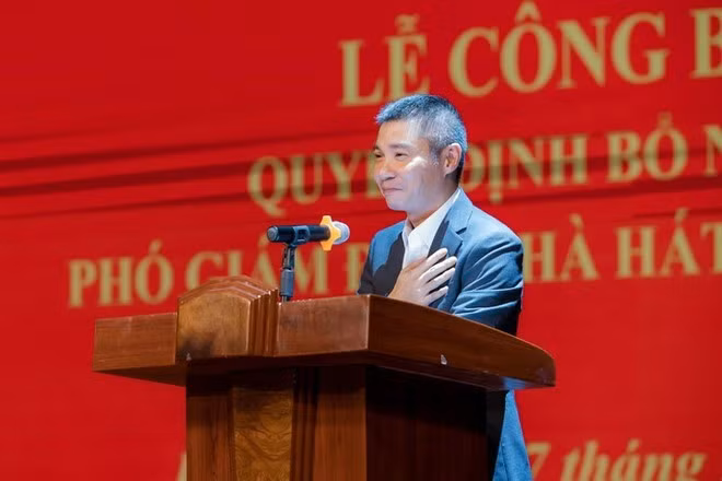NSND Công Lý tại thời điểm nhận quyết định bổ nhiệm giữ vai trò Phó Giám đốc Nhà hát Kịch Hà Nội vào năm 2020