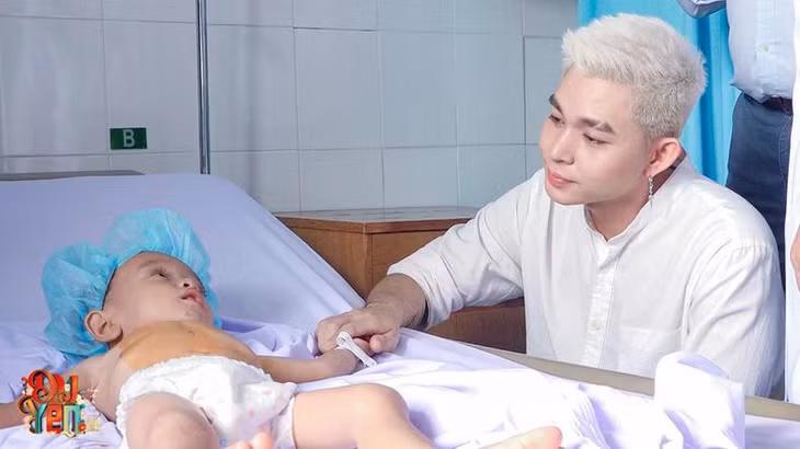 Jun Phạm thăm bệnh nhi mổ tim trong khuôn khổ dự án Nhịp tim Việt Nam.