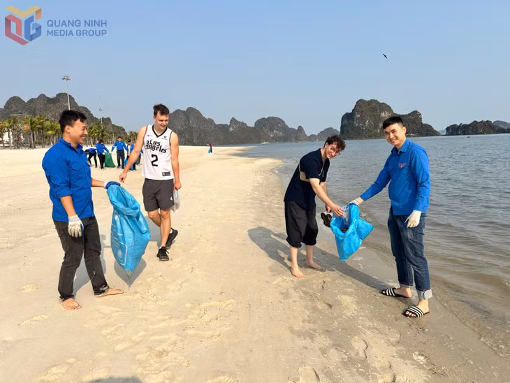 Nhóm tình nguyện "Vì một Hạ Long xanh" còn huy động sự tham gia của khách du lịch.