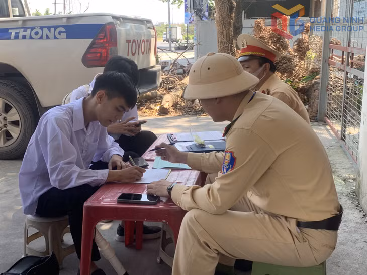 Lực lượng CSGT lập biên bản xử lý người điều khiển phương tiện vi phạm Luật Trật tự ATGT đường bộ.
