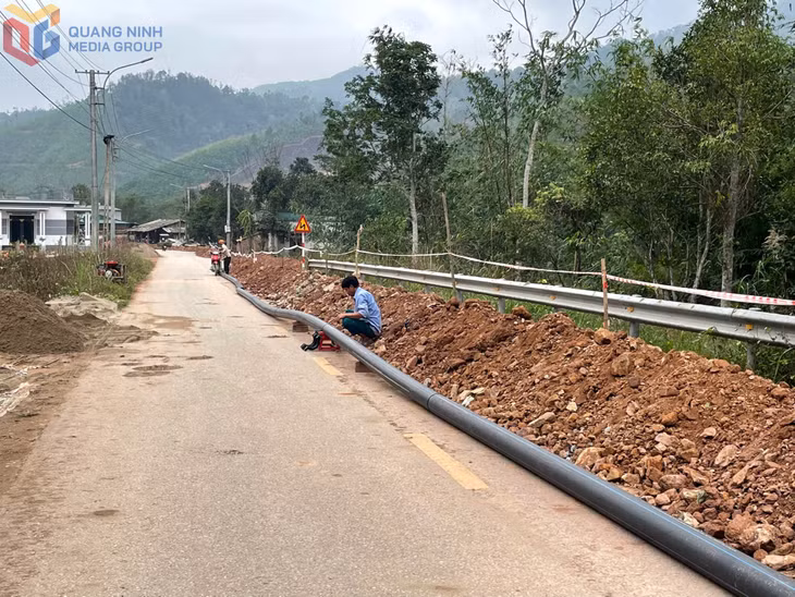 Thi công hệ thống cấp nước sinh hoạt cho người dân xã Đồng Sơn (TP Hạ Long). Ảnh: Nguyên Ngọc