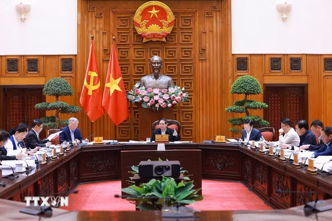 Thủ tướng Phạm Minh Chính chủ trì cuộc họp của Ban Thường vụ Đảng ủy Chính phủ về đề án sắp xếp các đơn vị hành chính. (Ảnh: Dương Giang/TTXVN)
