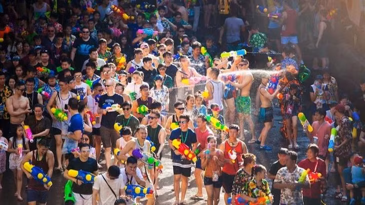 Lễ hội té nước Songkran nổi tiếng của Thái Lan.