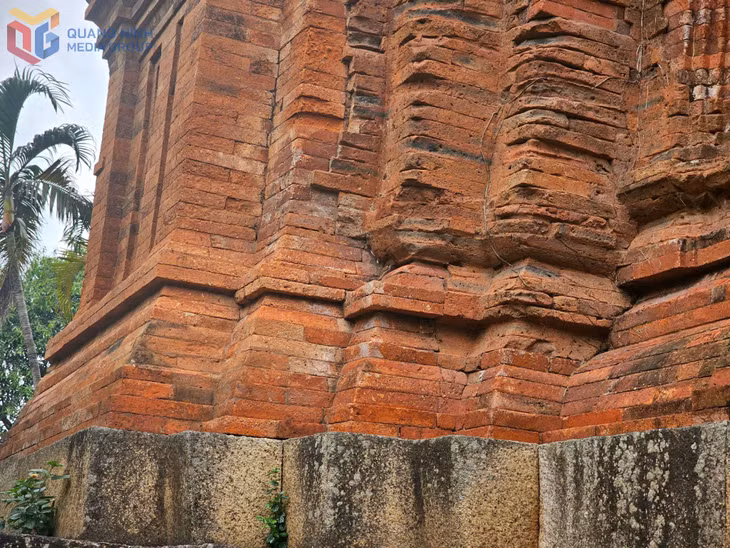 Giống như nhiều tháp Chăm khác, Tháp Đôi cũng được xây dựng hoàn toàn không dùng xi măng hay chất kết dính nào.