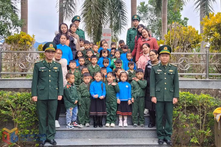 Học sinh Trường Mầm non Hải Sơn tham gia “Tiết học biên cương” tại cột mốc 1347 (2).