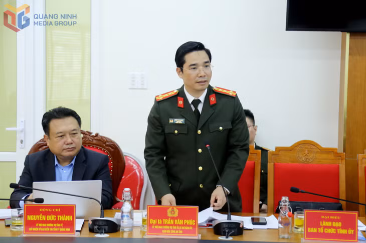 Đồng chí Trần Văn Phúc, Giám đốc Công an tỉnh, báo cáo tại hội nghị.