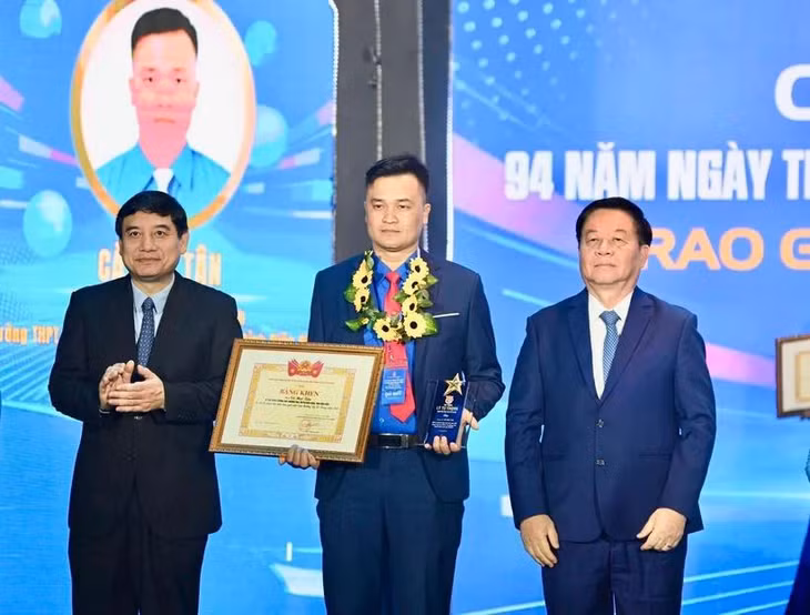 Ủy viên Bộ Chính trị, Bí thư Trung ương Đảng, Trưởng Ban Tuyên giáo và Dân vận Trung ương Nguyễn Trọng Nghĩa và Chủ nhiệm Uỷ ban Văn hoá-Giáo dục của Quốc hội Nguyễn Đắc Vinh trao Giải thưởng Lý Tự Trọng. (Ảnh: Trung ương Đoàn).
