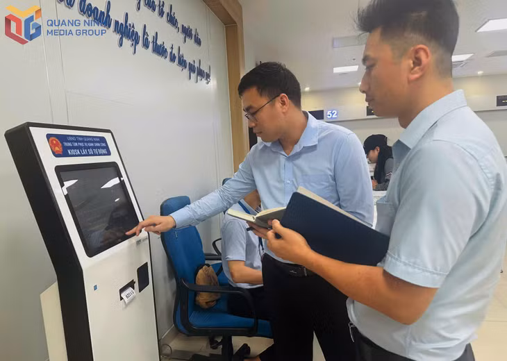Cán bộ Trung tâm Phục vụ hành chính công tỉnh kiểm kê thiết bị.