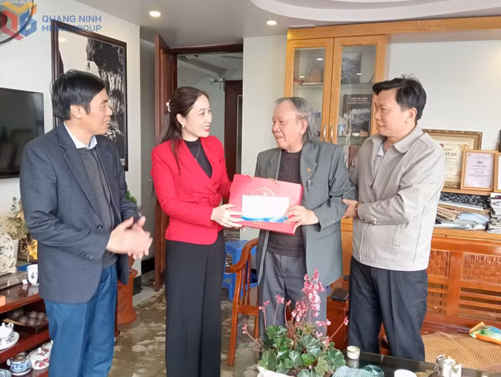 Lãnh đạo Sở VH,TT&amp;DL, Hội VHNT tỉnh thăm, động viên nghệ sỹ nhiếp ảnh Đỗ Kha.