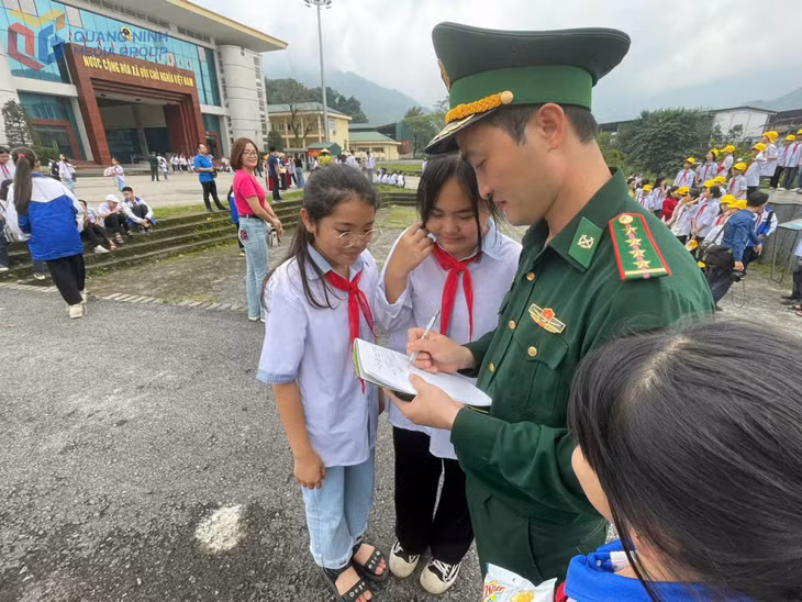 CBCS Đồn BP Quảng Đức phối hợp với các trường học trên địa bàn tổ chức những tiết học biên cương. Ảnh: Hữu Việt
