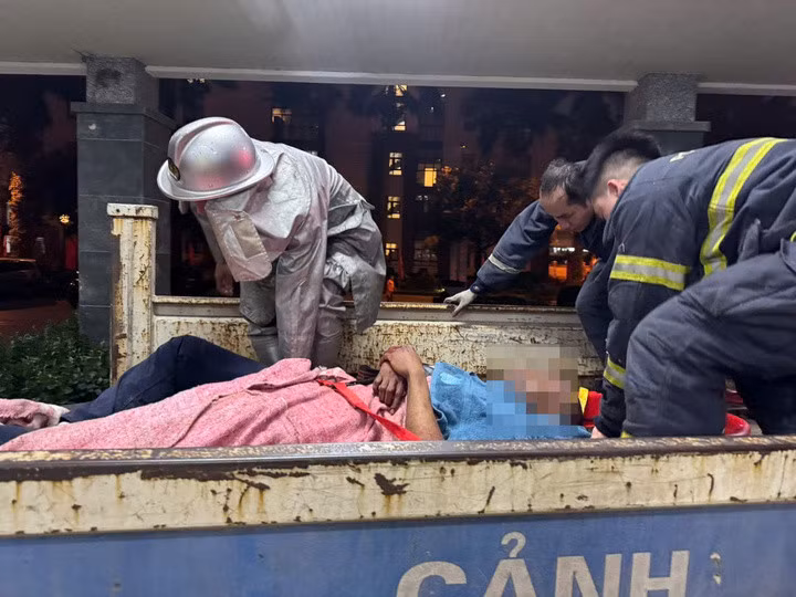 Lực lượng chức năng đưa người đàn ông ngoại quốc đi cấp cứu.