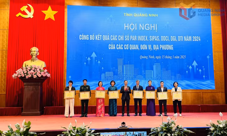 Đồng chí Phạm Đức Ấn, Phó Bí thư Tỉnh ủy, Chủ tịch UBND tỉnh tặng Bằng khen của UBND tỉnh cho các tập thể có thành tích xuất sắc.
