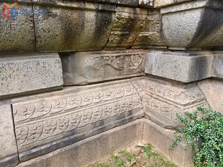 Trang trí hoa văn trên bệ tháp.
