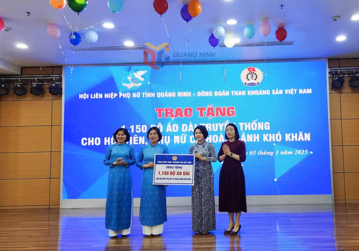 Lãnh đạo Hội LHPN tỉnh tiếp nhận 1.150 bộ áo dài do Công đoàn TKV trao tặng.