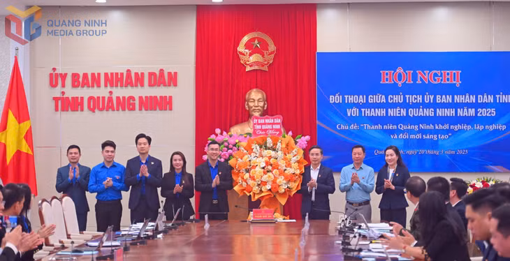 Chủ tịch UBND tỉnh Cao Tường Huy tặng hoa chúc mừng thanh niên toàn tỉnh nhân kỷ niệm 93 năm Ngày thành lập Đoàn TNCS Hồ Chí Minh (26/3/1931- 26/3/2024)