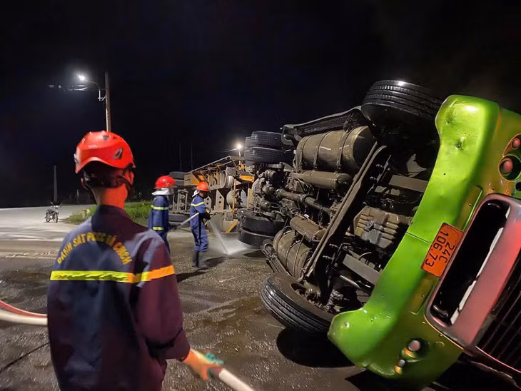 Hiện trường vụ lật xe. Ảnh: Công an Quảng Ngãi