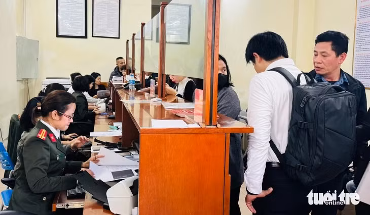 Người dân làm thủ tục hành chính - Ảnh: DANH TRỌNG