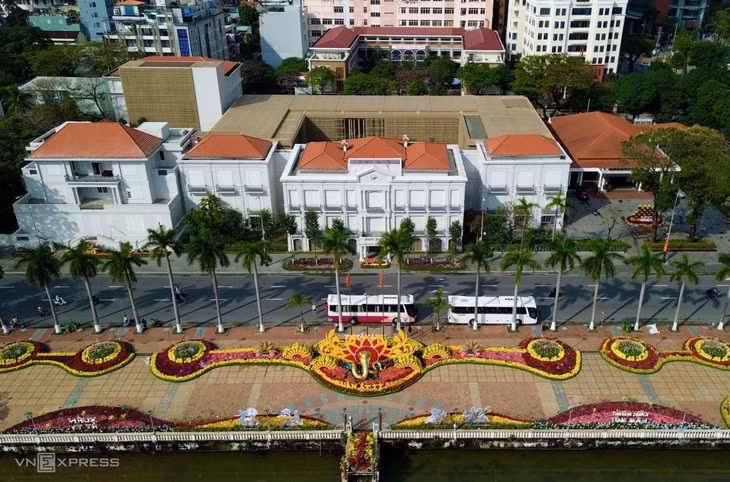Bảo tàng Đà Nẵng nhìn từ sông Hàn. Công trình được cải tạo từ tòa nhà từng là trụ sở của UBND, HĐND thành phố; Tòa Thị chính (1954 - 1975), Tòa Đốc Lý (1900 - 1954), tại số 42-44 Bạch Đằng và 31 Trần Phú, quận Hải Châu.