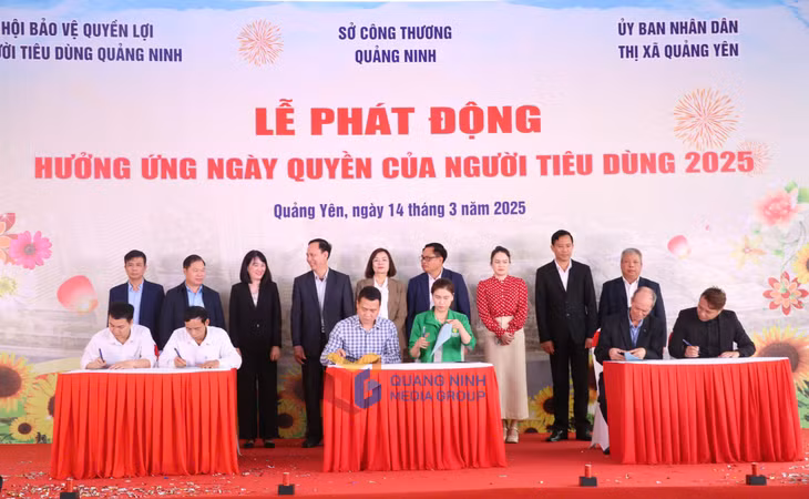 Đại diện các doanh nghiệp của tỉnh ký cam kết “Doanh nghiệp sản xuất, cung cấp dịch vụ đảm bảo an toàn, chất lượng vì người tiêu dùng” năm 2025 tại Lễ phát động hưởng ứng Ngày Quyền của người tiêu dùng Việt Nam năm 2025.
