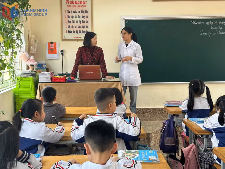Nhân viên y tế Trường Tiểu học Lê Hồng Phong (TP Hạ Long) hướng dẫn giáo viên rà soát đối tượng tiêm vắc - xin phòng sởi.