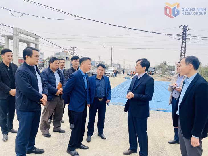 Các đồng chí lãnh đạo thành phố kiểm tra tiến độ thi công và công tác GPMB của Dự án Tuyến đường dọc mương, bên trái tuyến từ cầu K67 phường Hà Khánh qua cầu Nước Mặn đến đường 336, phường Hà Lầm.