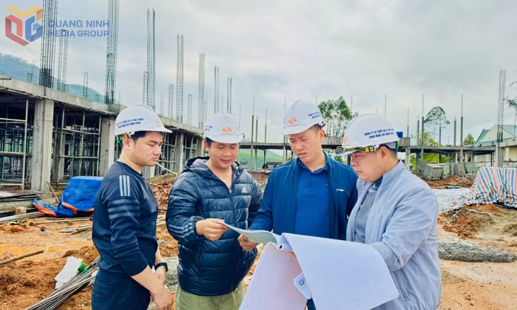 Cán bộ kỹ thuật Ban QLDA đầu tư xây dựng huyện Đầm Hà cùng với đơn vị nhà thầu rà soát, thống nhất biện pháp thi công Trường Mầm non xã Quảng Lâm (Đầm Hà). Ảnh: Mạnh Trường