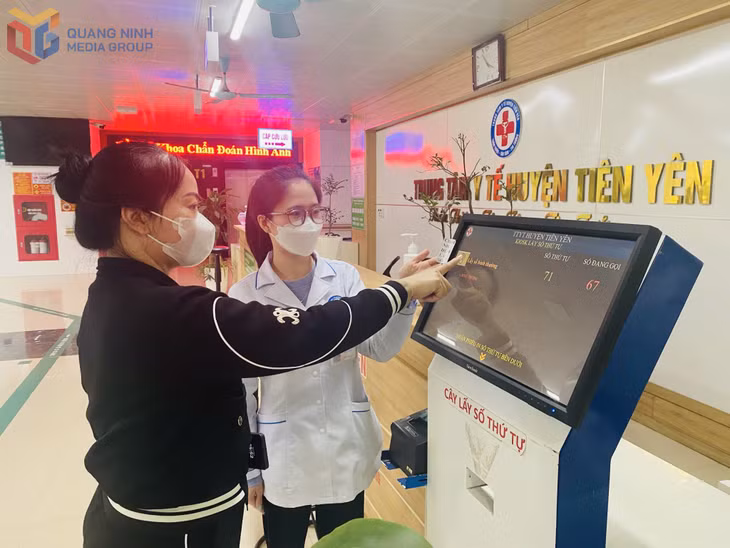 Người dân lấy số tự khám bệnh qua qua kiosk thông minh tại Trung tâm Y tế huyện Tiên Yên.