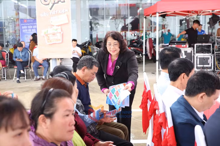 Sở Công Thương phát tờ rơi tuyên truyền bảo vệ người tiêu dùng tại TX Quảng Yên.