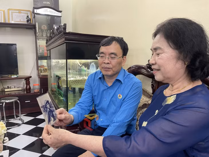 Bà Nguyễn Thị Gái (phải) - một trong những nữ tự vệ đầu tiên của Nhà sàng Cửa Ông (nay là Công ty Tuyển than Cửa Ông - TKV).