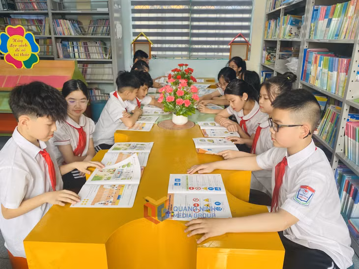Trường Tiểu học Cẩm Thủy (TP Cẩm Phả) bổ sung nhiều sách về ATGT tại thư viện để học sinh có thể tham khảo.