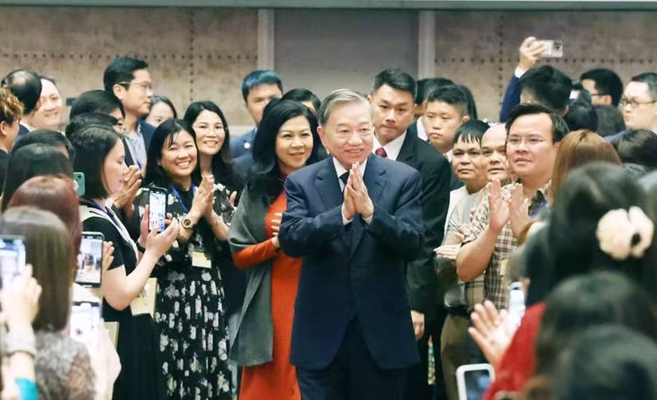 Tổng Bí thư Tô Lâm và Phu nhân gặp gỡ cán bộ, nhân viên cơ quan đại diện và đại diện cộng đồng người Việt Nam tại Singapore. (Ảnh: Thống Nhất/TTXVN)