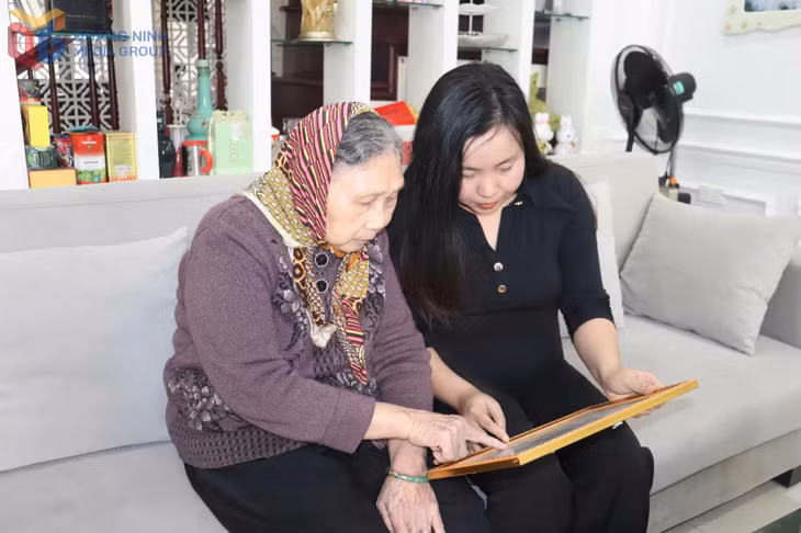 Bà Nguyễn Thị Hồng trò chuyện cùng phóng viên Trung tâm Truyền thông tỉnh.