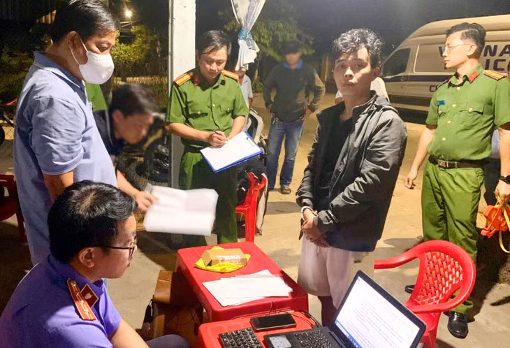 Cơ quan Công an bắt quả tang Trương Thái Nguyên mua bán ma túy.