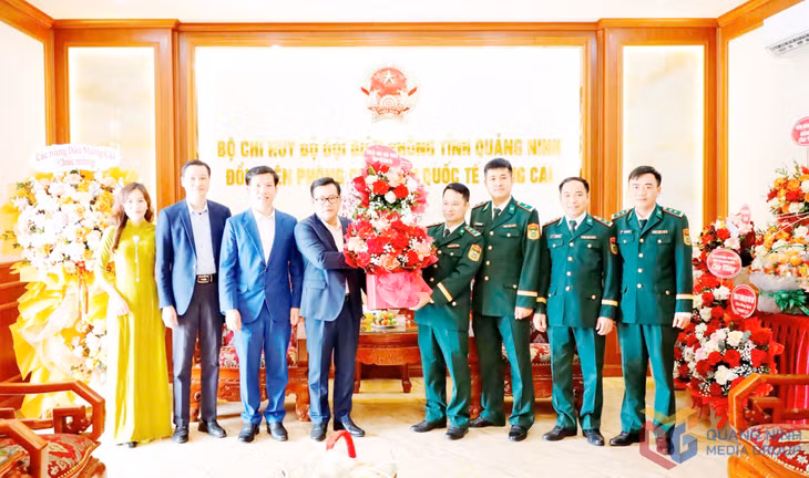 Đồng chí Hoàng Bá Nam, Bí thư thành ủy Móng Cái tặng hoa chúc mừng cán bộ, chiến sỹ Đồn BPCK Quốc tế Móng Cái.