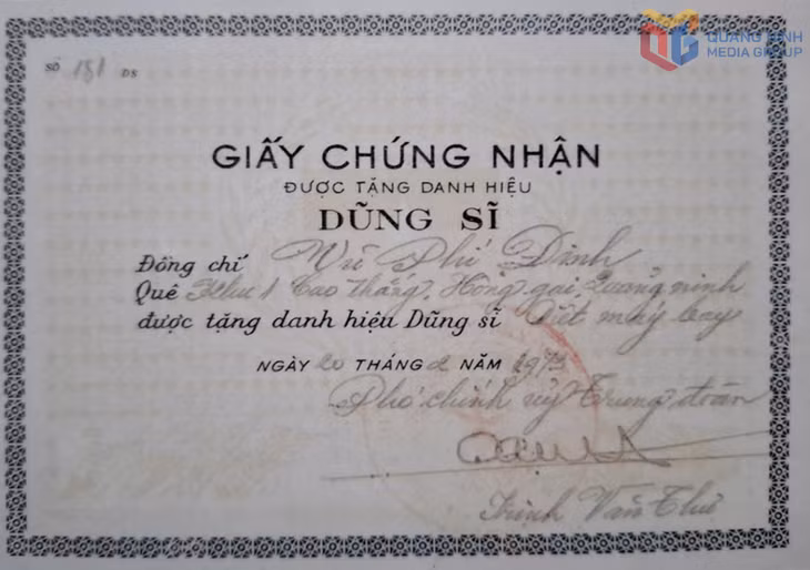 Giấy chứng nhận danh hiệu Dũng sĩ diệt máy bay do đơn vị cấp cho chiến sĩ Vũ Phí Định năm 1973.