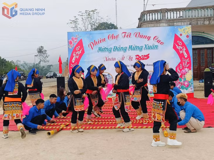 Người Dao Thanh Phán vui chơi trong chợ phiên văn hoá xã Đồn Đạc.