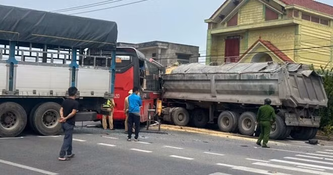 Vụ tai nạn giữa xe khách, xe ô tô đầu kéo và xe tải khiến 8 người bị thương. Ảnh: Phương Sen