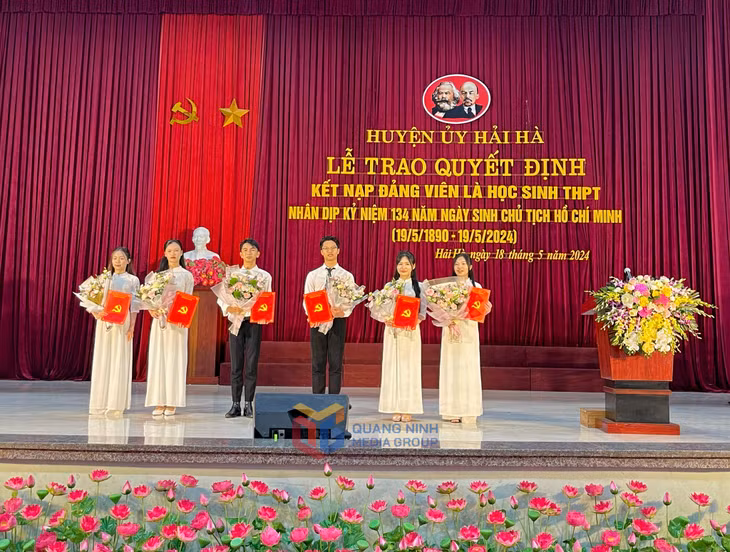 6 đoàn viên ưu tú đến từ các trường THPT trên địa bàn huyện Hải Hà được Huyện ủy Hải Hà kết nạp Đảng trong dịp kỷ niệm 134 năm Ngày sinh Chủ tịch Hồ Chí Minh. Ảnh Vân Anh
